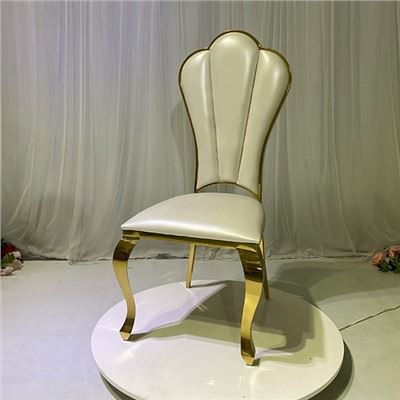 Arany és fehér esküvői székek